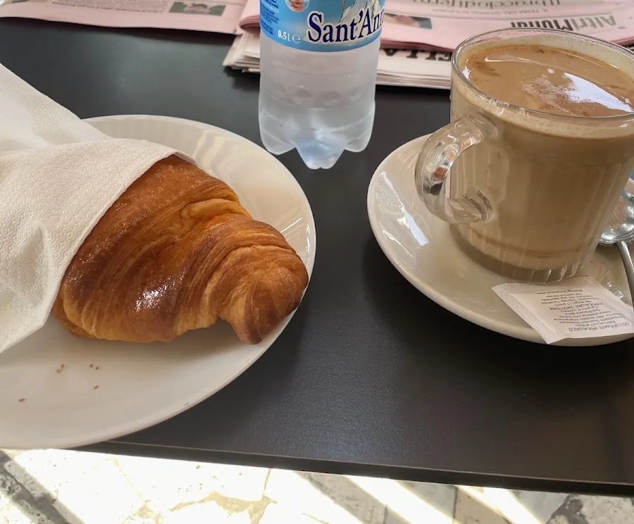 Cappuccino e cornetto, la mattina